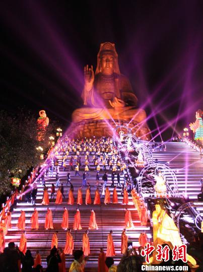 廣東南海西樵山大型觀音燈會吸引萬人祥和聚首