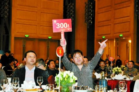 6斤裝杜康酒起拍價1元 被一個姓杜的38萬拍走了