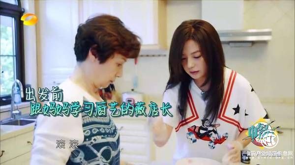 趙薇媽媽曝光！側顏精致鼻子小巧氣質出眾