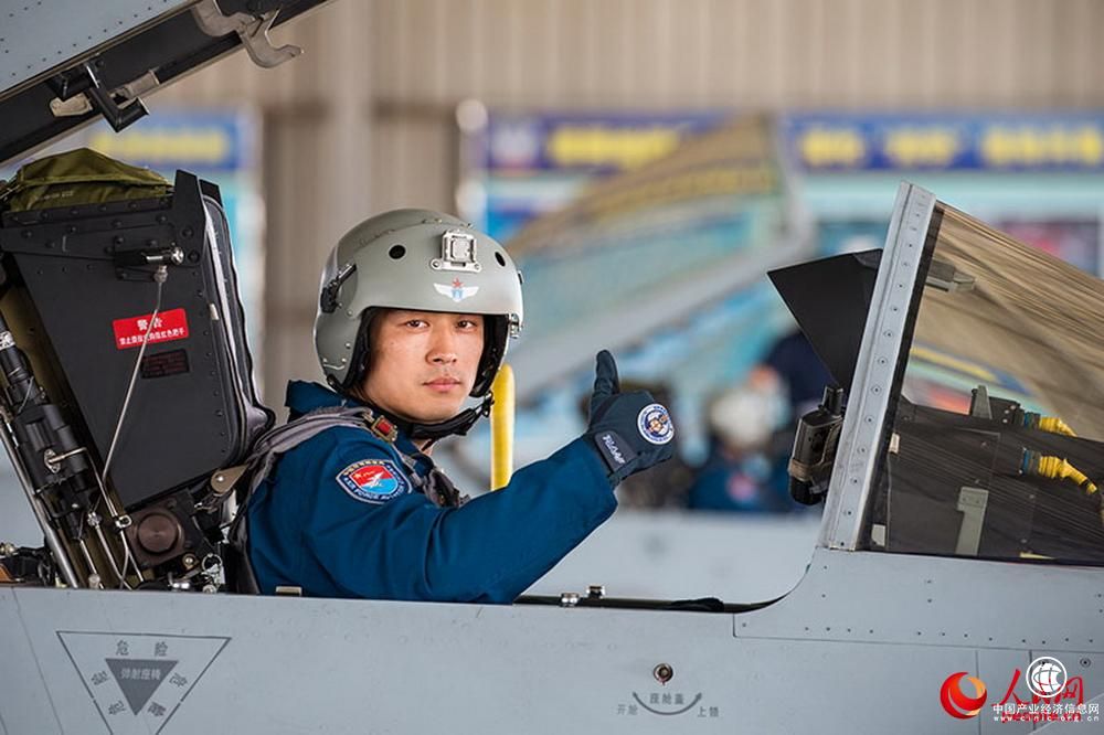 中國空軍備戰“航空飛鏢-2017”：戰機展翼 搏擊長空