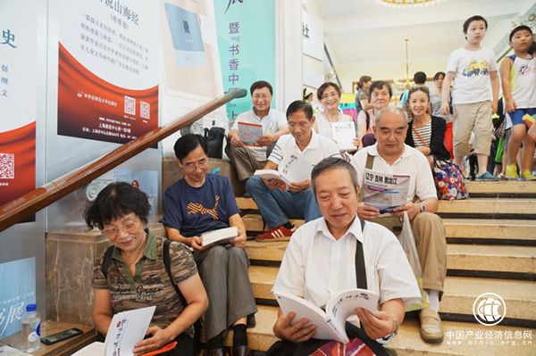 上海市民過去一年平均讀了6.64本書，紙質閱讀時間反彈