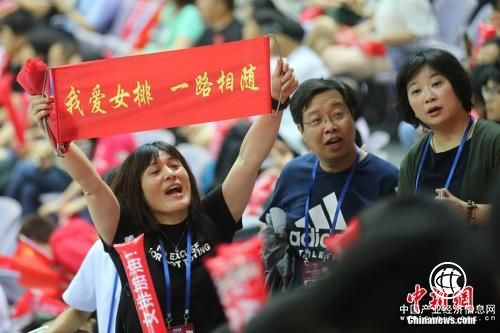中國隊粉絲來到現場，為女排姑娘加油。 泱波 攝