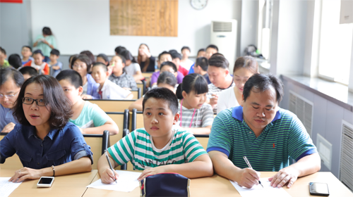 河北師大附小的開學第一課上，學生、家長一起體驗漢字聽寫 (2)