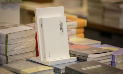 不喧嘩自有聲！韋杰的《仿佛》就是這樣的文學界清流