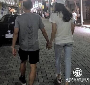 不計前嫌？林丹與謝杏芳出游 兩人牽手又喂食