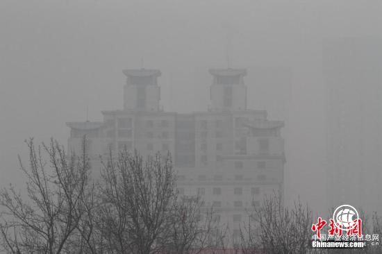 資料圖：霧霾籠罩中的天津，一處高樓宛若空中樓閣。 <a target=