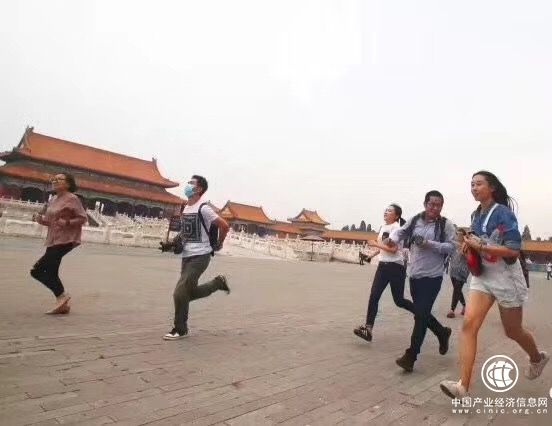 “故宮跑”再現只為“千里江山”，湊熱鬧還是賞名作引爭議