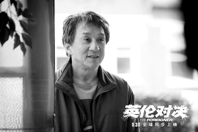 灰白頭發，戲里的成龍老了
