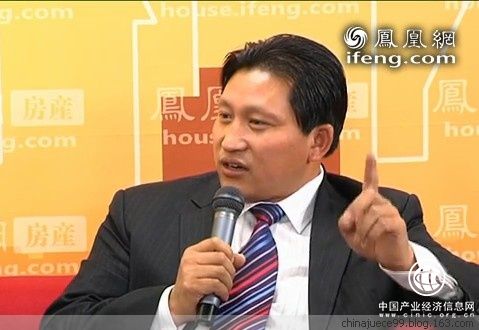 趙春林老師出席鳳凰衛視“宏觀調控下的中國房地產趨勢”提出“土地和人口的二元結構必需向一元結構轉化才能有效抑制房價”的科學論斷.jpg