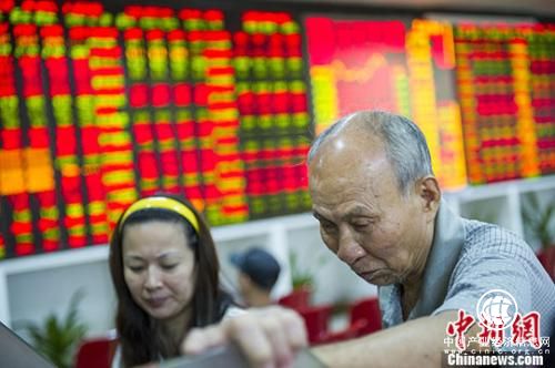 資料圖：股民在海口一證券營業部查看大盤走勢。 駱云飛 攝