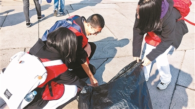 百名中學生天安門廣場上崗撿垃圾