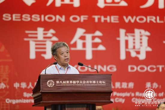 孔孟之鄉，退休教授社區里領講國學