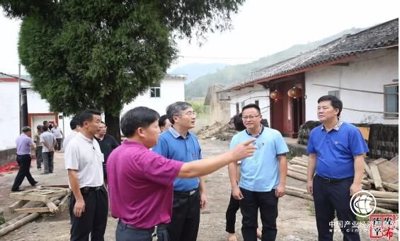 堅持兩個導向，以四個“進一步”推進精準扶貧及新農村示范村建設