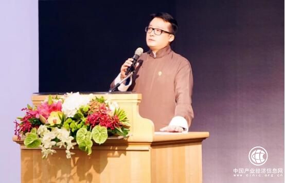 為什么韋杰總是一身中式長衫？因為他要強調中華文明