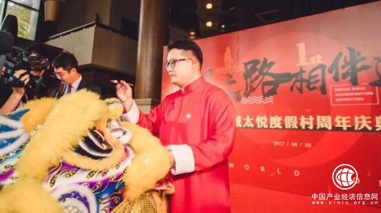 為什么韋杰總是一身中式長衫？因為他要強調中華文明