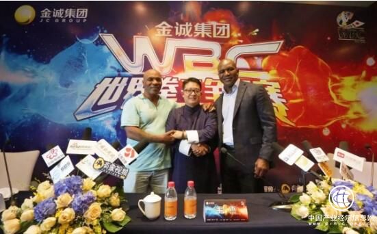 為什么韋杰總是一身中式長衫？因為他要強調中華文明