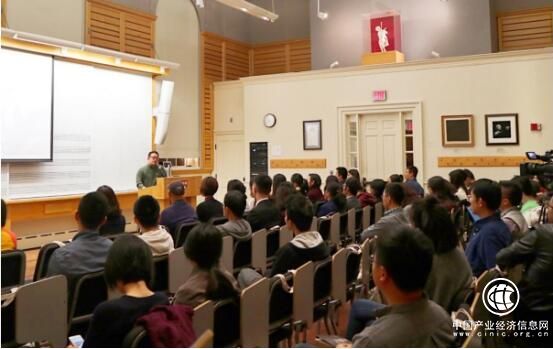 為什么韋杰總是一身中式長衫？因為他要強調中華文明