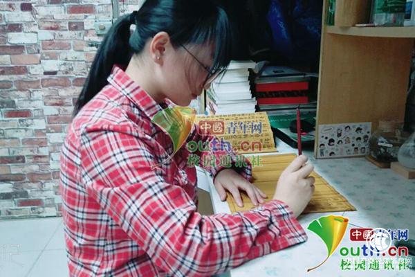 最文藝家書！大學生寫作業用小篆在竹簡上謄抄《孝經》