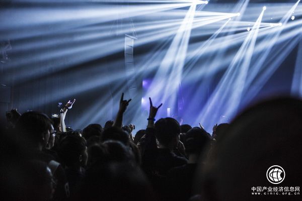 萬能青年旅店：風吹黃葉，悲歌快進