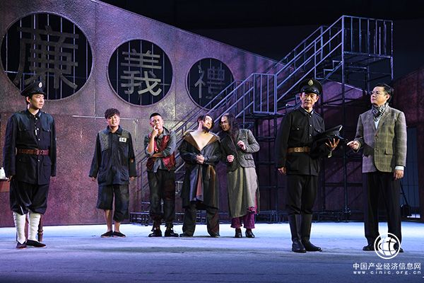 70歲易中天寫了首部話劇，自嘲中國話劇史上年紀最大的新人