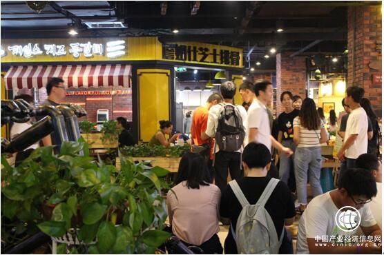 光耀東方總裁李貴杰陪同30省領導參觀食寶街