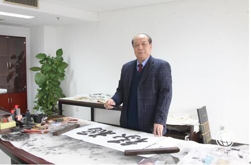 從戎不忘書風雅，春秋翰墨出華章