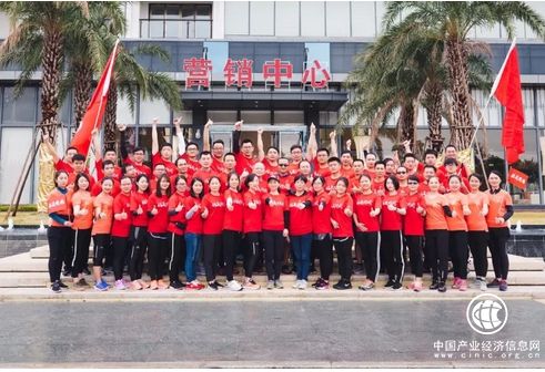 福晟跑團首戰國際馬拉松告捷 團長吳洋帶領跑團共證廈門福晟跑團授旗儀式