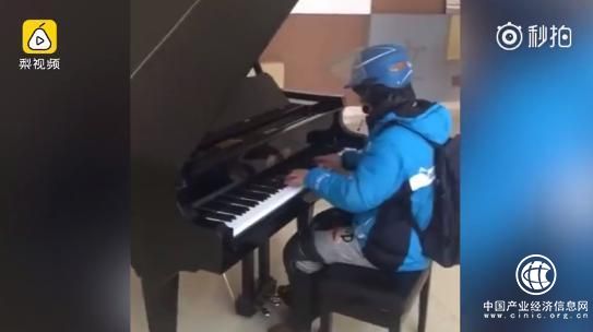 餓了么外賣小哥優雅彈奏鋼琴 蔣昌俊個人資料曝光竟是貧窮貴公子