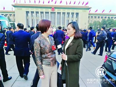 長江日報直播首次亮相全國兩會 60萬網友直擊人大代表步入會場