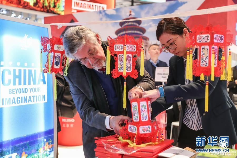 中國展區的工作人員為參觀者制作紙燈籠 