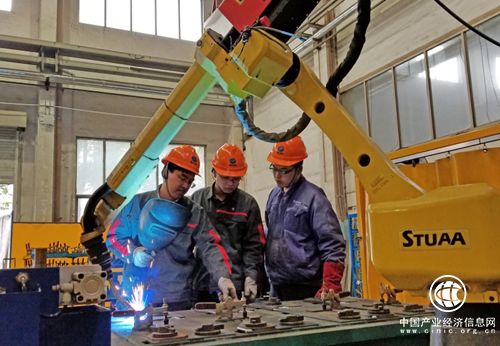 航天晨光首臺焊接機器人正式投入生產