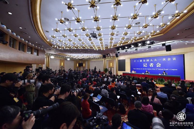 環保部部長李干杰回應污染防治攻堅戰熱點問題