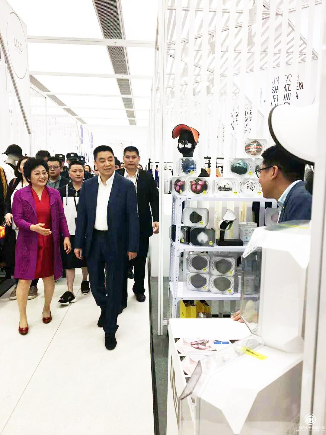 市領導視察深圳時裝周場館 MEHOW產品設計搶眼受大贊