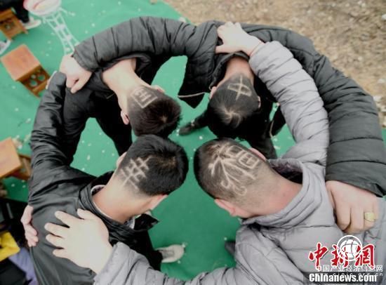 百名民眾杏花林中剃“龍”頭 網友結伴剃出“幸福中國”
