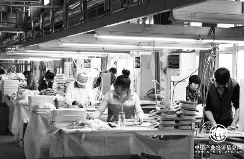 發展紡織服裝加工工業到農村，幫助農牧民實現就業和增收