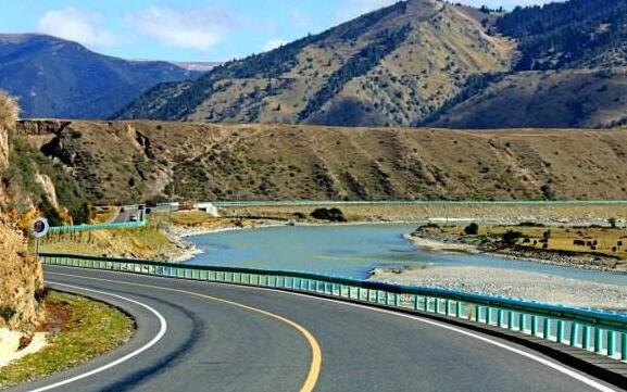 四川甘孜藏區未來兩年將新改建公路5498公里