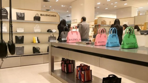禁給中國人提供飲料？揭法國奢侈品行業“潛規則”