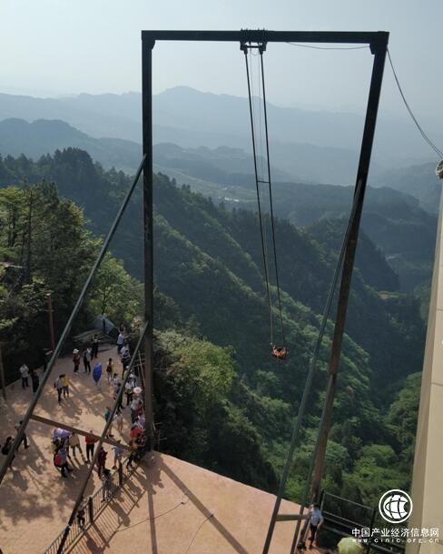 重慶18米懸崖秋千驚動英國和抖音 奧陶紀景區稱很安全