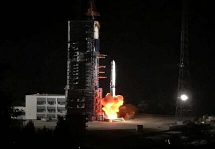 嫦娥四號中繼星成功發射 將搭建地月“鵲橋”