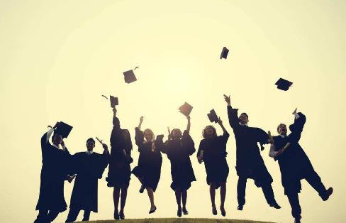 慶祝大學畢業花費3000元以上？請拿出更獨立的姿態