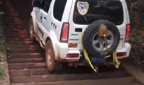 越野車挑戰梯道爬坡碾碎千年古寺石梯 駕駛員或將獲刑