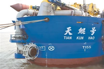 我國自主研發的疏浚重器“天鯤號”試航成功