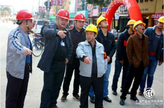 在作風轉變中改進工作，在工作改進中轉變作風
