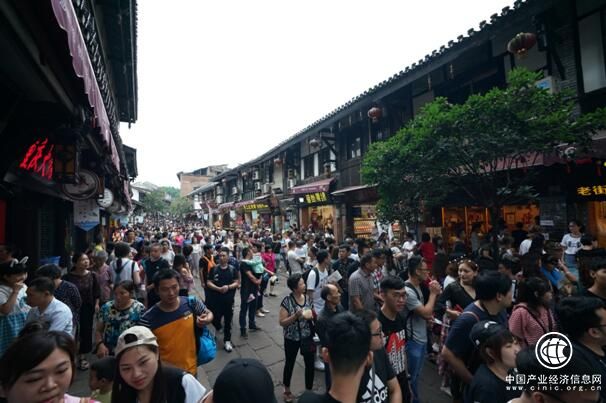 端午節重慶旅游再上“熱搜” 洪崖洞奧陶紀等網紅景區火而不亂