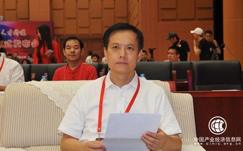 中國報業協會副秘書長、中國報業雜志社長、總編輯胡線勤