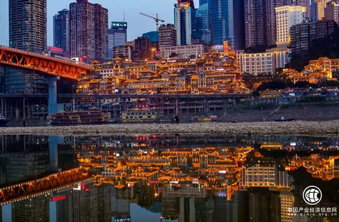 暑期哪里旅游？到重慶洪崖洞奧陶紀等景區打卡