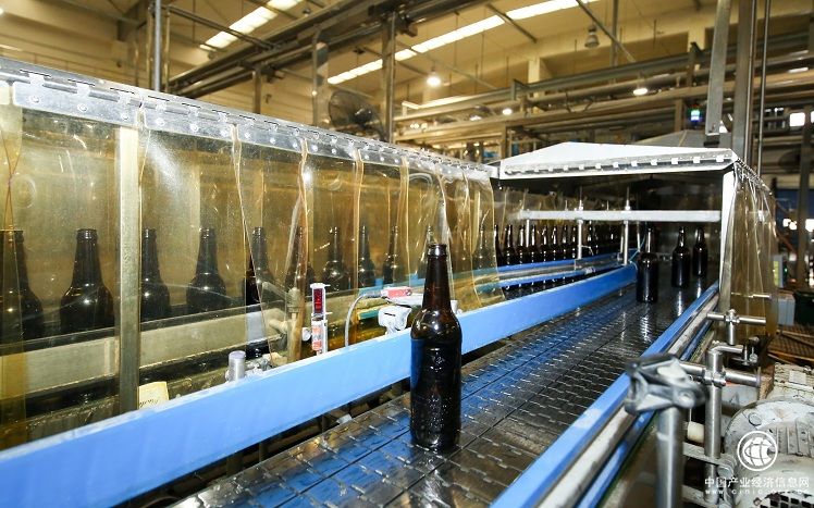百威生產線的EBI電子驗瓶機能識別出缺陷瓶并將其從生產線中自動剔除.jpg