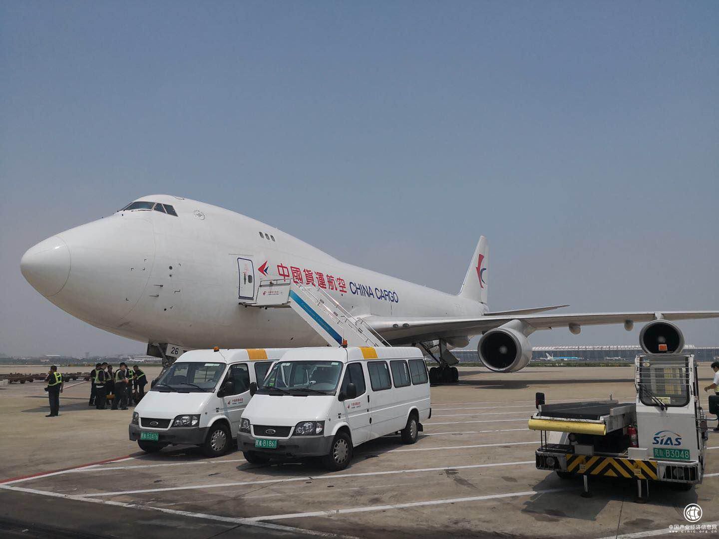 東航緊急運送80余噸救災物資馳援老撾潰壩災區