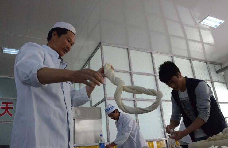 甘肅用“拉面經濟”造血精準扶貧