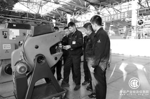 飛機鈑金工陳炳東：30多年破解300多項技術難關